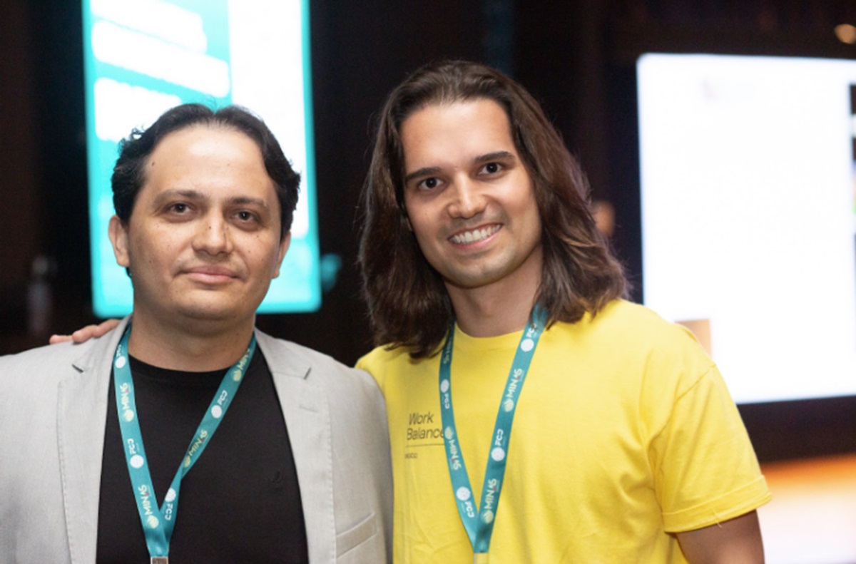 Fabiano Carrijo (Psicologia Viva) e Pedro Vasconcellos (Woba) no palco do Minas Summit 2024
