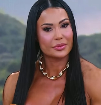 Gracyanne Barbosa faz remoção de produtos do rosto e surpreende; veja