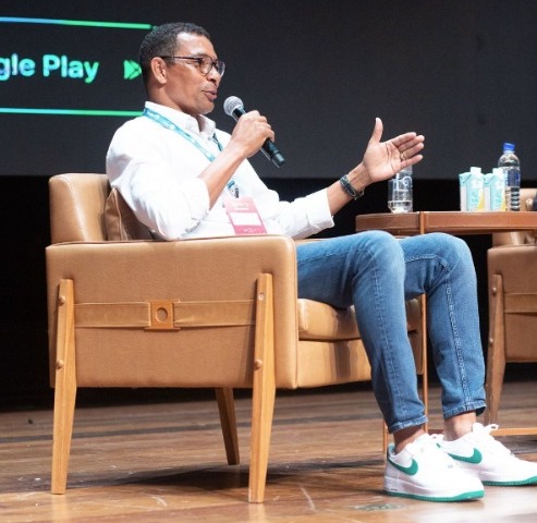 O pentacampeão mundial de futebol, Gilberto Silva, participa do Órbi de Portas Abertas