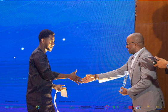 Marcos Jamir durante premiação da AfricanDev na Digital Awards Cabo Verde