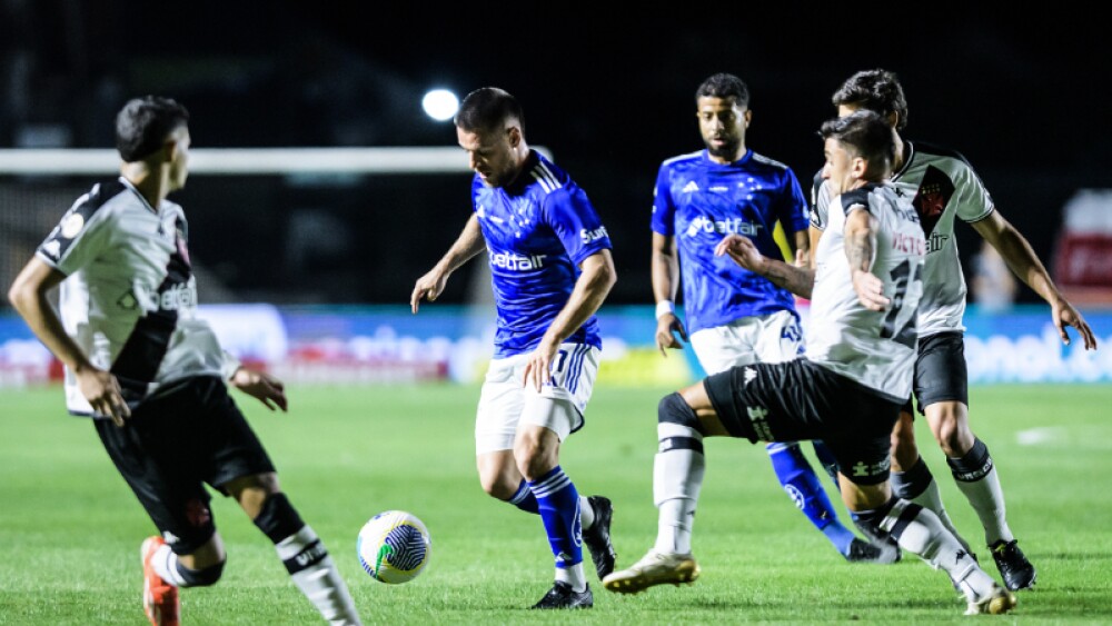Ramiro, meio-campista do Cruzeiro, em lance de jogo contra o Vasco da Gama, em São Januário