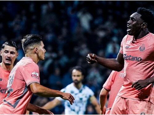 Jogadores do Porto comemoram gol contra o Moreirense