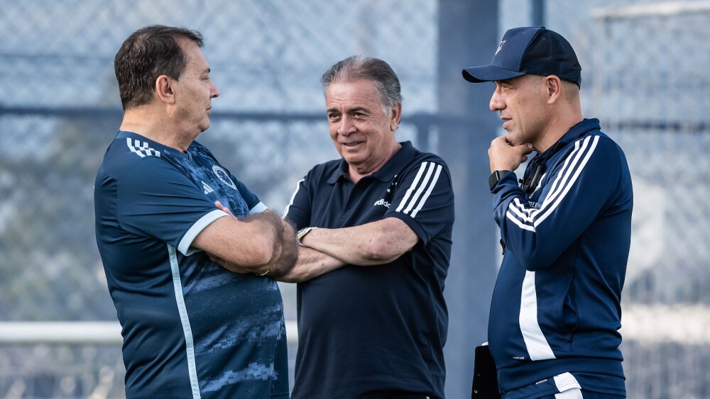 Pedro Lourenço, Paulo Pelaipe e Leonardo Jardim durante treinamento do Cruzeiro