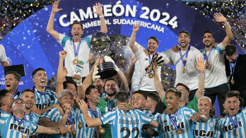 Racing ergue a taça do inédito título da Copa Sul-Americana