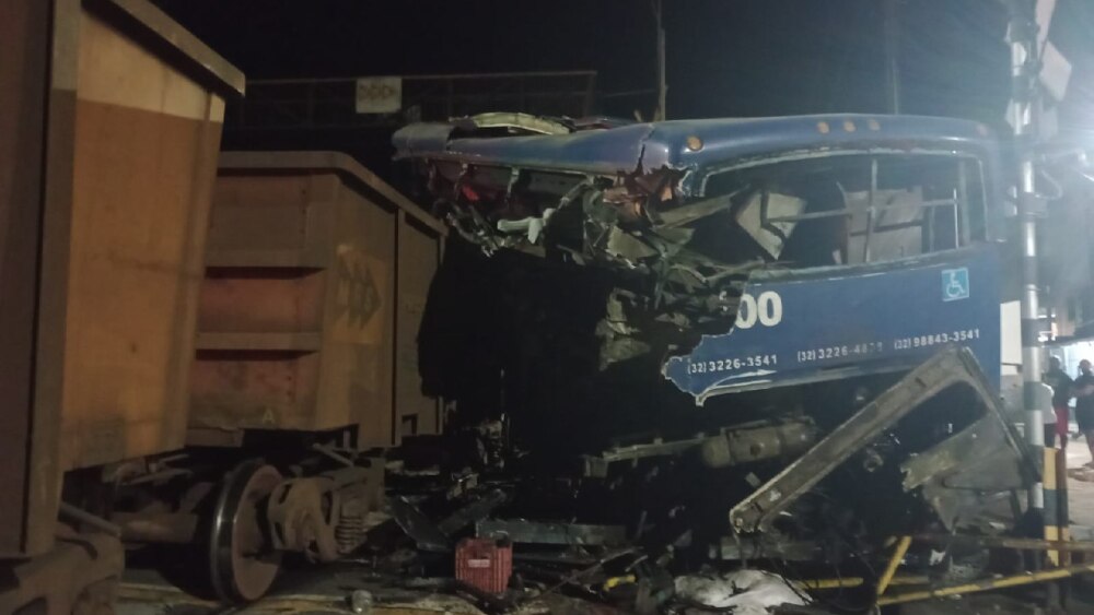 onibus destruido.jpg