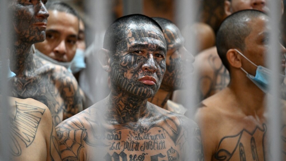 El Salvador condena membros de gangues a penas de até mil anos de prisão