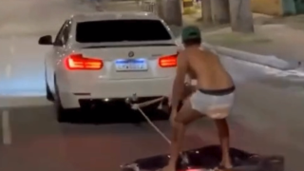 homem surfa na cristiano machado