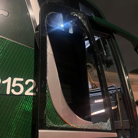 Ônibus do Palmeiras é atingido por pedra