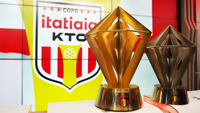 Taça de campeão e vice-campeão da finalíssima da 63ª Copa Itatiaia KTO