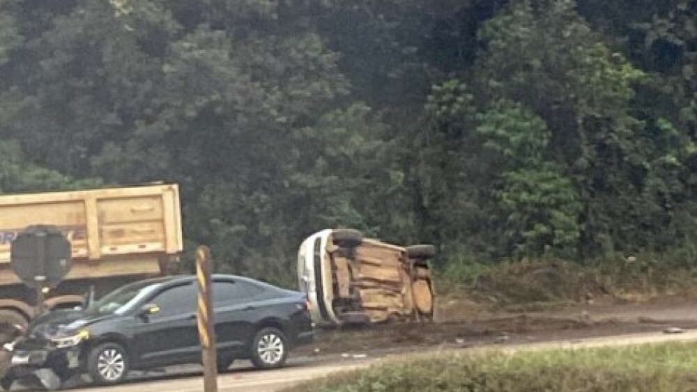 carro capota na BR-040.jpg