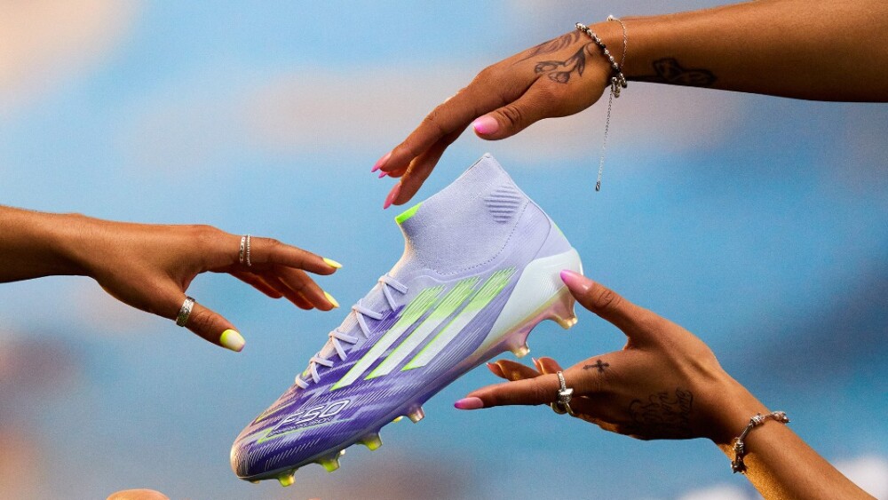 Adidas lança primeira chuteira desenvolvida exclusivamente para o futebol feminino