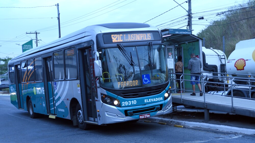 Ônibus da linha 'Justinópolis' para em estação do Move para embarque e desembarque de passageiros