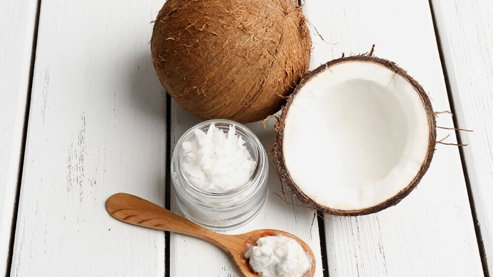 Cocos e polpa do coco em cima de tábuas brancas