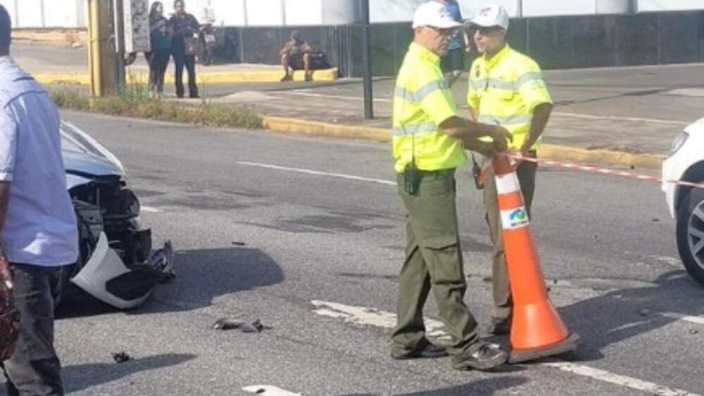 Motorista desmaia, passageira assume volante, mas não consegue evitar batida em poste em BH (1).jpeg