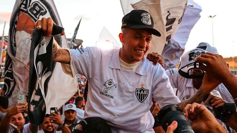 Bernard foi recebido por multidão no Aeroporto de Confins, na Região Metropolitana de BH