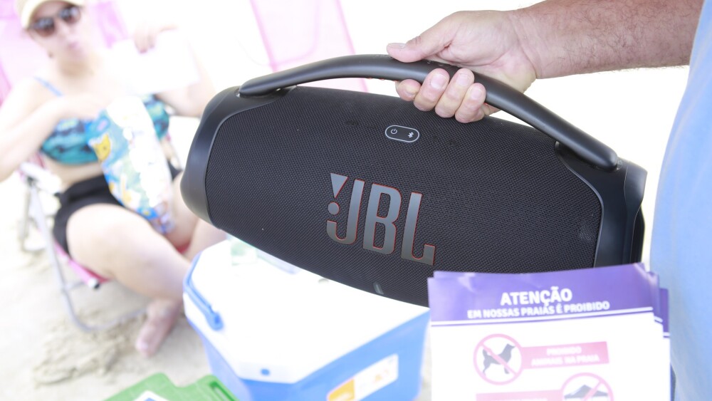 Caixa de som JBL em praia do Guarujá (SP)