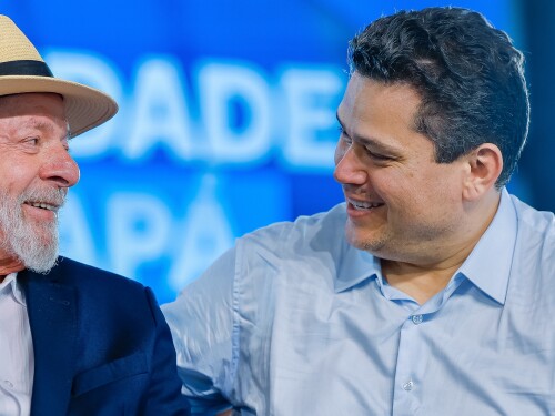 Após críticas ao governo, Alcolumbre elogia Lula em evento no Amapá