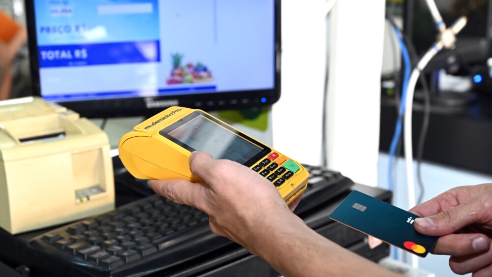 Maquinhinha recebendo o cartão para realizar pagamento