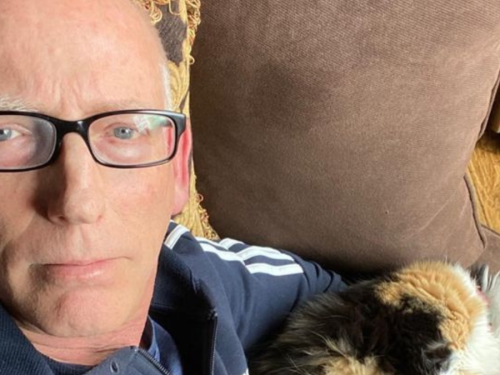 Morre Scott Adams, criador da icônica tirinha ‘Dilbert’, aos 68 anos