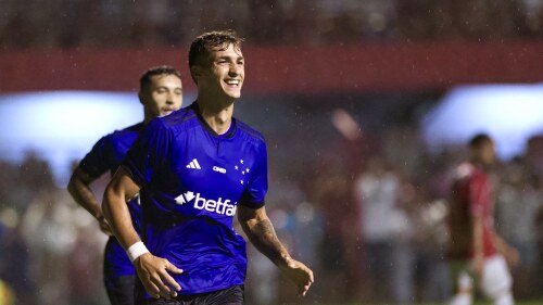 Dinenno vibrou bastante com o gol marcado na estreia pelo Cruzeiro