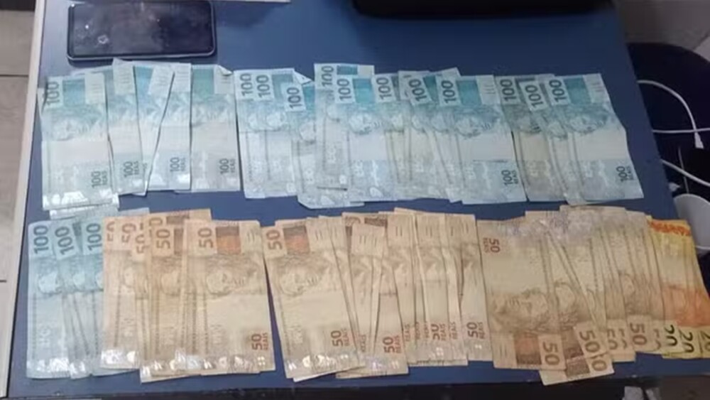 Foto mostra dinheiro recuperado por policiais militares em Juiz de Fora (MG)