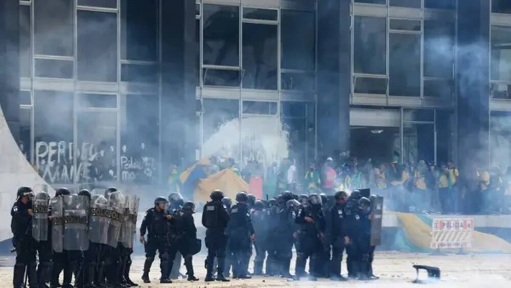 Há 2 anos, o Brasil sofria uma tentativa de golpe