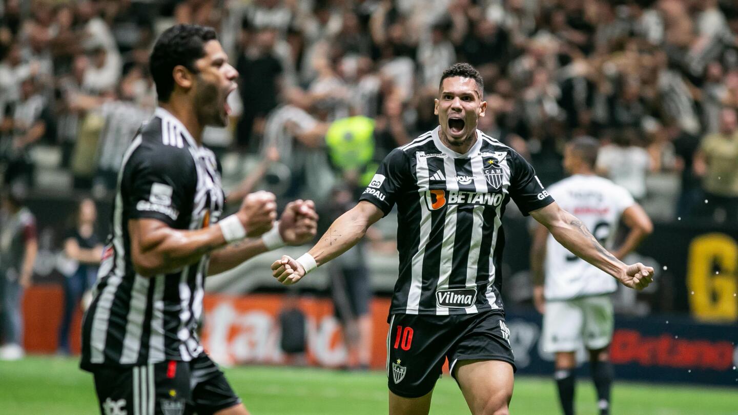 Hulk e Paulinho comemoram jogo do Atlético contra o Vasco pela Copa do Brasil