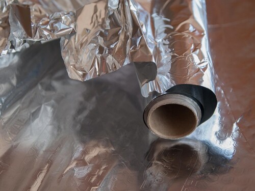 Colocar papel alumínio na vassoura: por que recomendam e para que serve