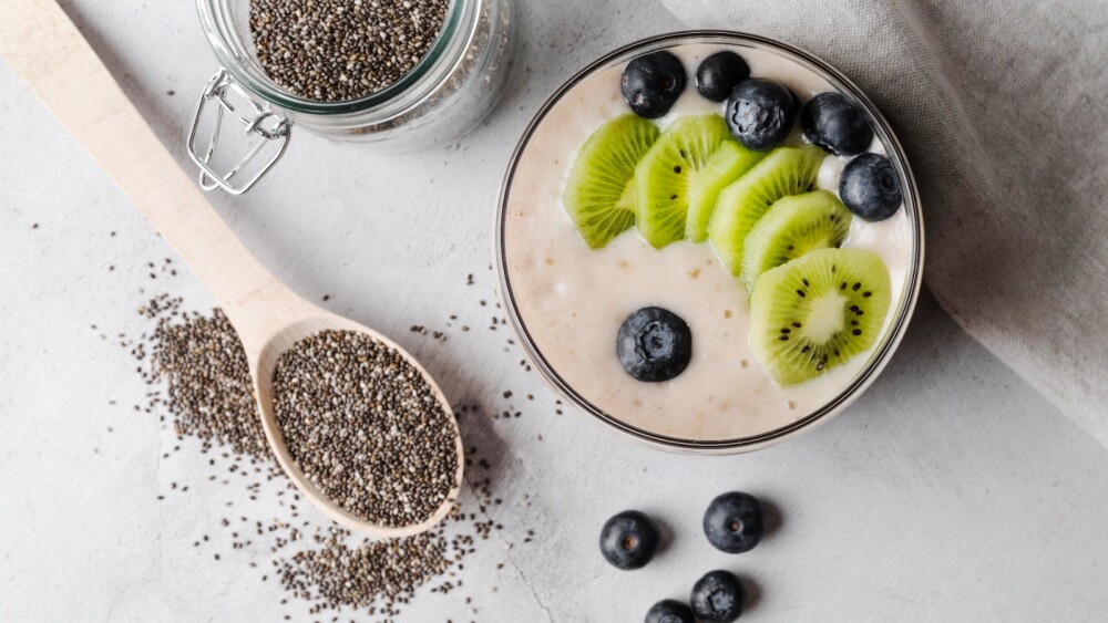 Sementes de chia com iogurte e frutas