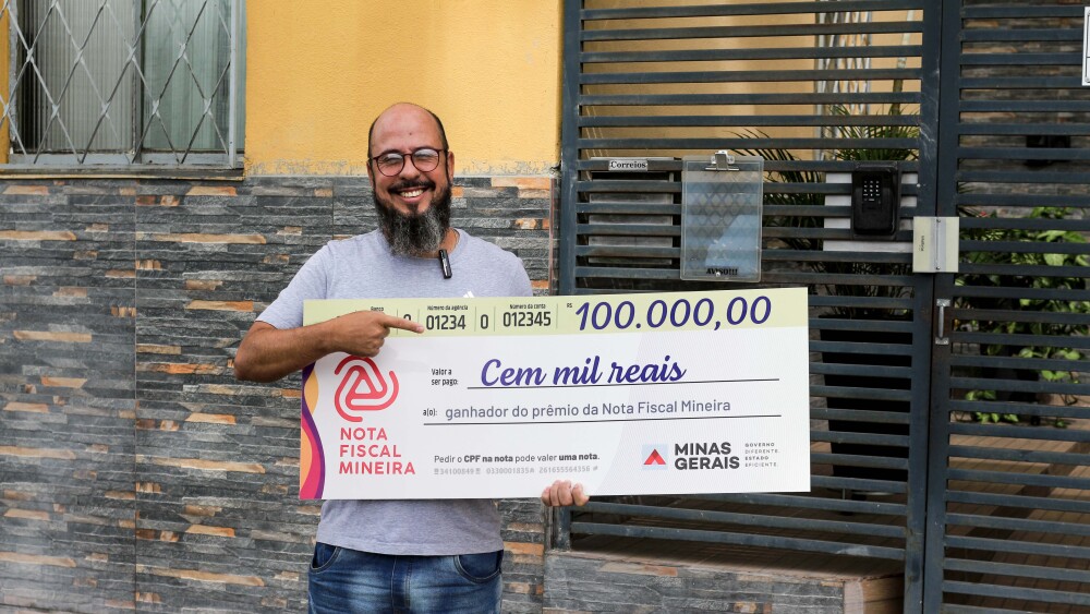 Caminhoneiro de Contagem recebe R$ 100 mil no prêmio da Nota Fiscal Mineira
