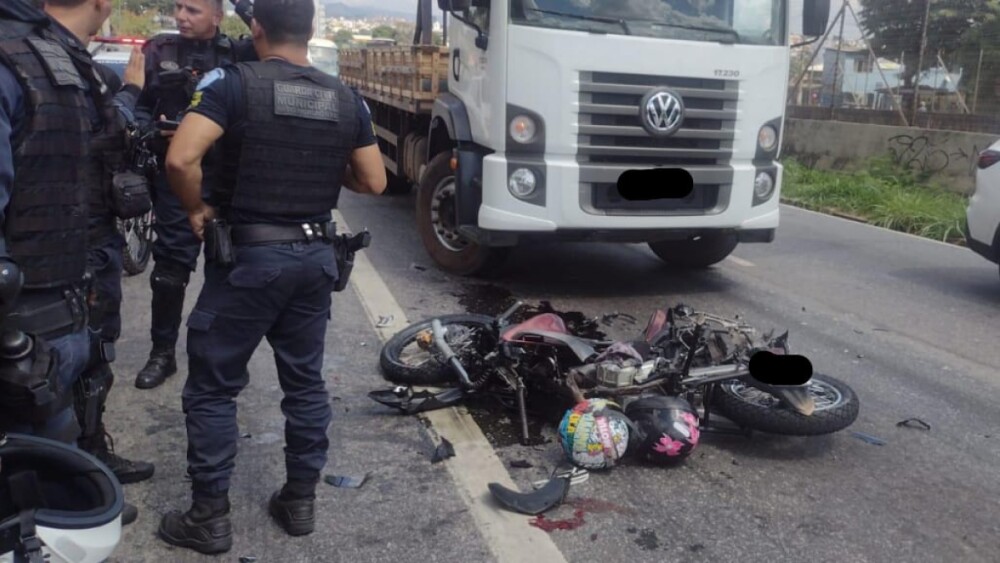 Dupla é presa ao fugir de guardas e causar acidente na av. Cristiano Machado