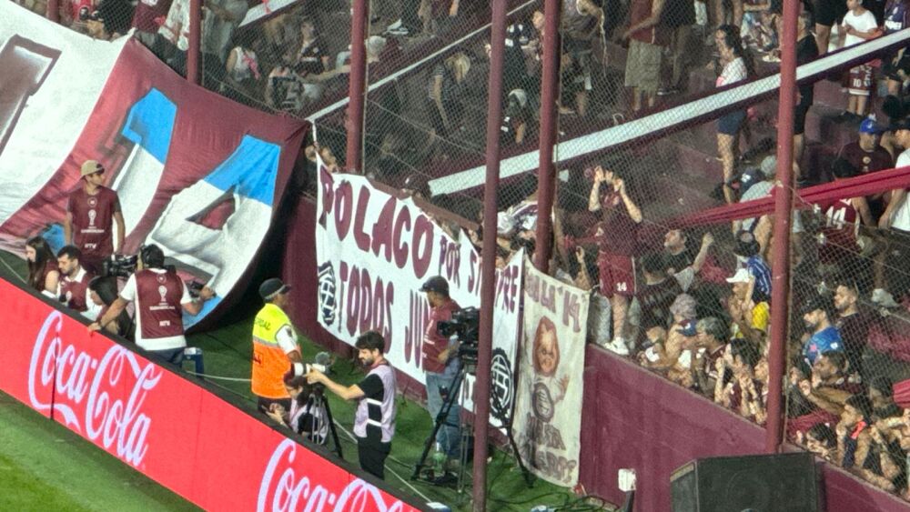 Torcida do Lanús homenageia ex-dirigente morto em BH