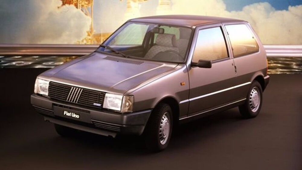 Foto mostra Fiat Uno de 1ª geração