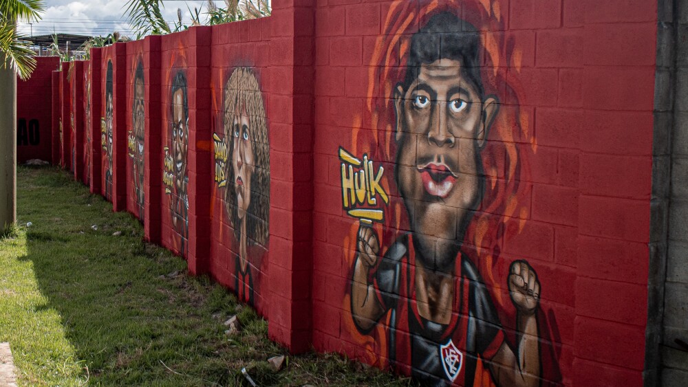 Mural do Vitória estampa caricatura de Hulk, ídolo do Atlético