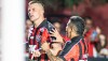 Atacantes Renato Kayzer e Erick comemoram gol do Vitória em jogo do Campeonato Brasileiro