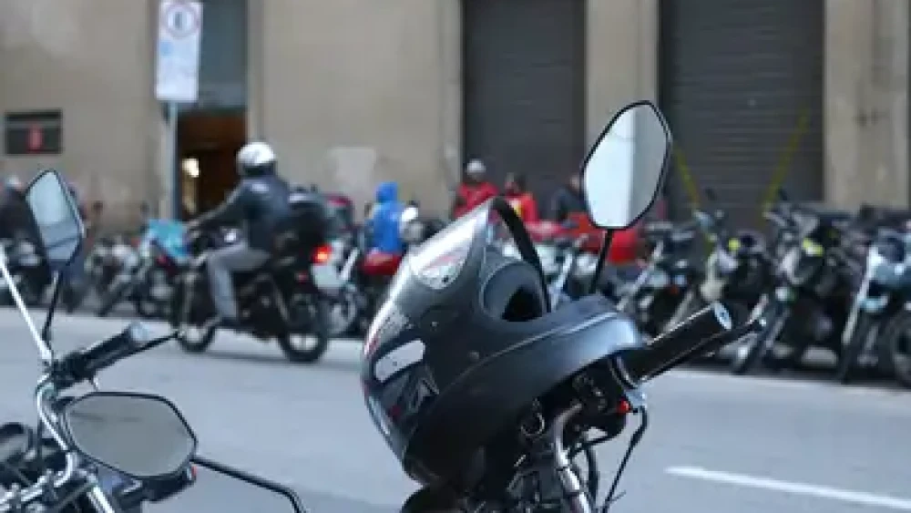 Acidentes com motos lotam hospital em BH e intensificam debate sobre faixas exclusivas