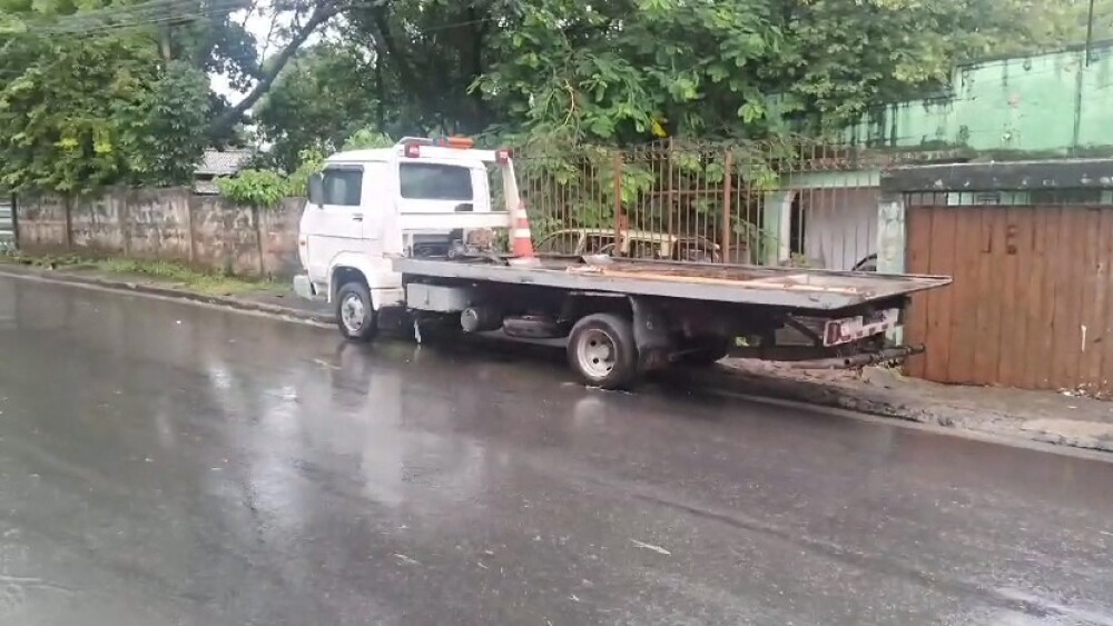 Adolescente exurrada caminhão