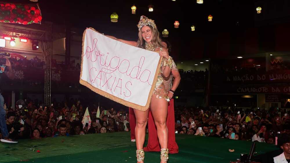 Paolla Oliveira passa faixa de rainha de bateria para Virginia em noite de coroação na Grande Rio