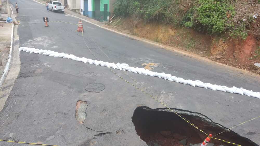 Cratera se abriu em avenida de Nova Lima, na Grande BH
