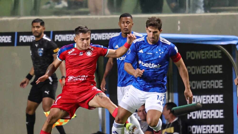 Lucas Silva, capitão do Cruzeiro, em ação contra o La Calera