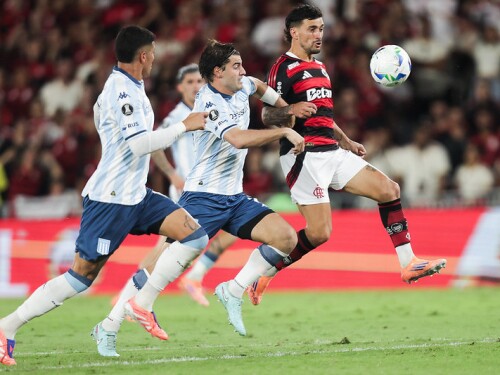 Arrascaeta, do Flamengo, e Sosa, do Racing, disputam bola durante o primeiro jogo da semifinal da Libertadores