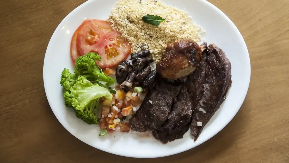 Prato feito com churrasco, farofa e salada - Arquivo Agência Brasil.webp