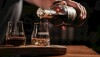 Imagem ilustrativa de bebida alcoólica sendo colocada em copos