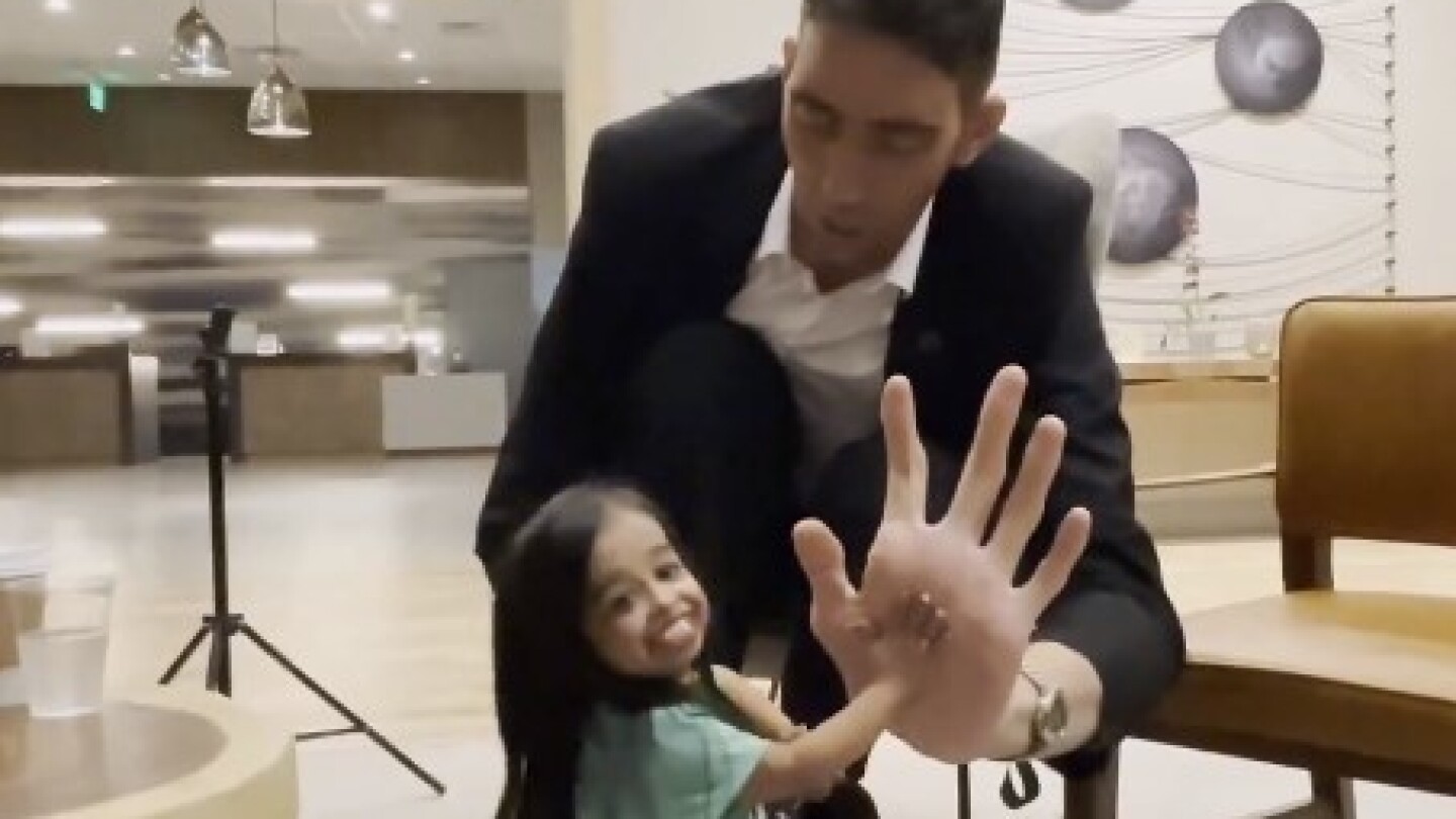 The tallest man in the world, nearly three meters tall, meets the smallest woman on the planet The tallest man in the world, nearly three meters tall, meets the smallest woman on the planet