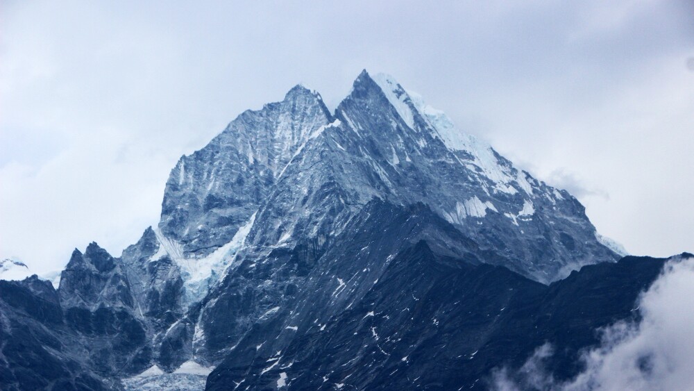 Nevasca deixa centenas de pessoas presas no Monte Everest