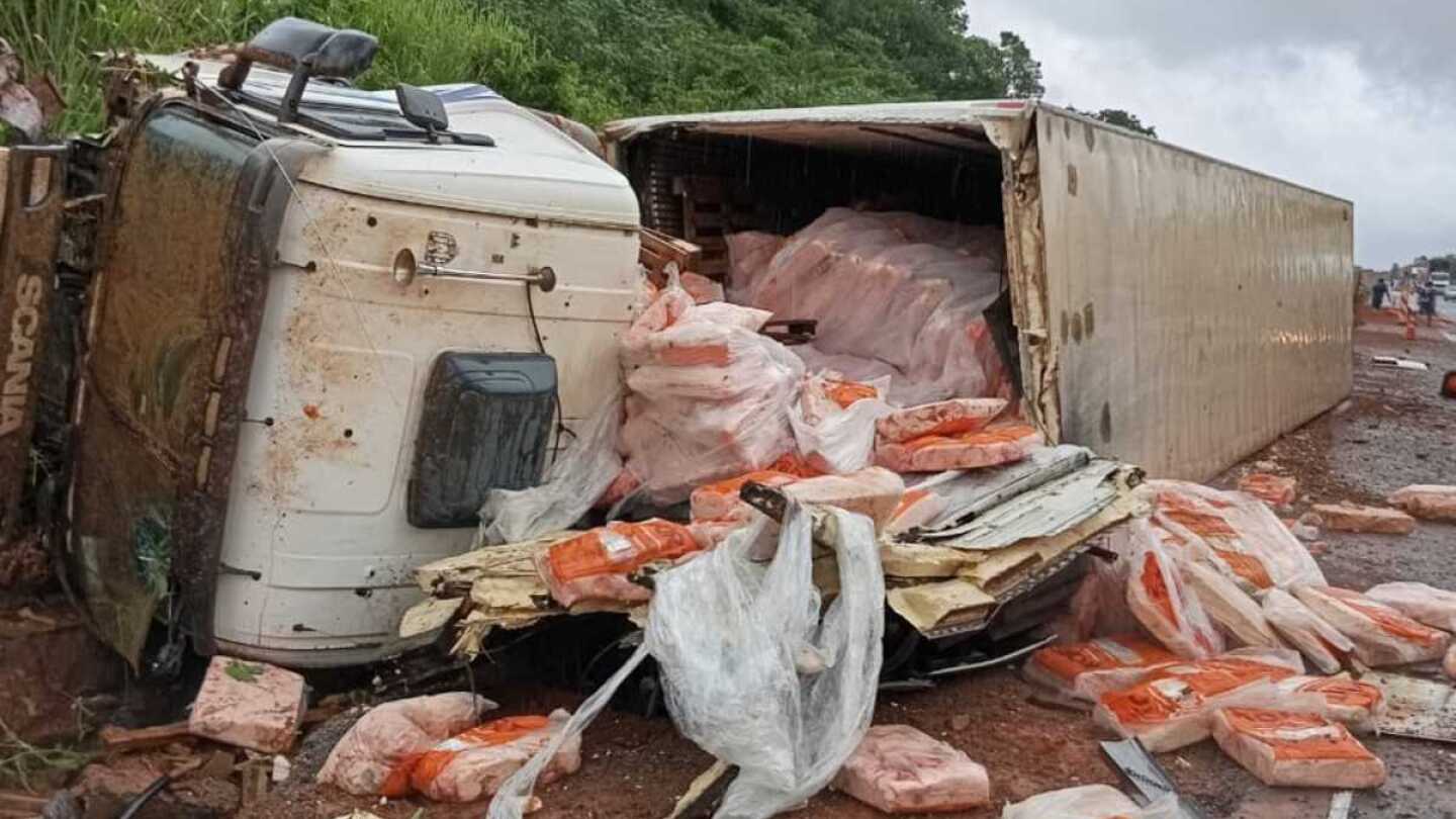 Motorista morre após carreta com gordura animal tombar na BR-135 em MG - Rádio Itatiaia