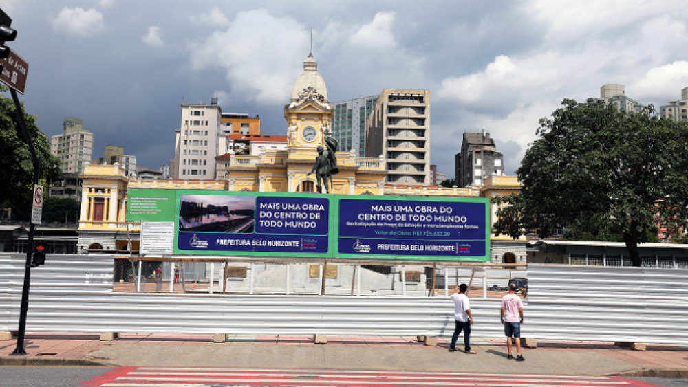 Placa indicando fechamento da Praça da Estação para obras em Belo Horizonte