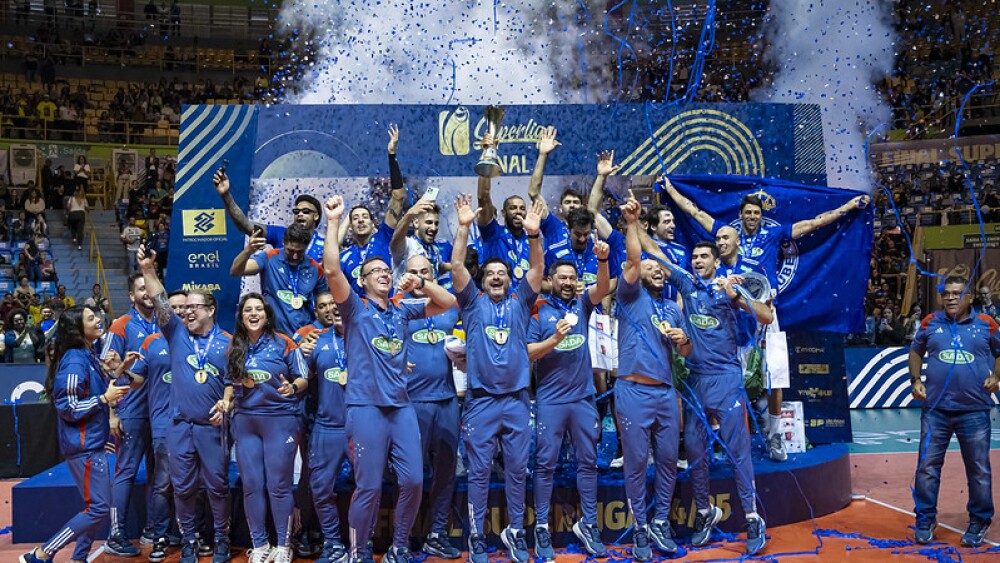 Jogadores do Sada Cruzeiro comemoram ponto na final da Superliga Masculina