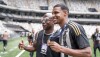 Atacante do Atlético, Cauã segura medalha de campeão brasileiro sub-17 ao lado do pai e ex-jogador Dandão