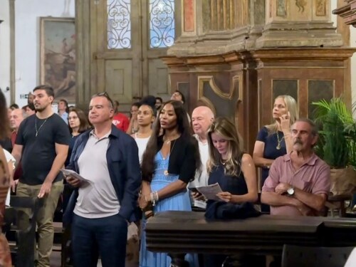 Naomi Campbell passa Natal em Ouro Preto e participa de missa na Basílica
